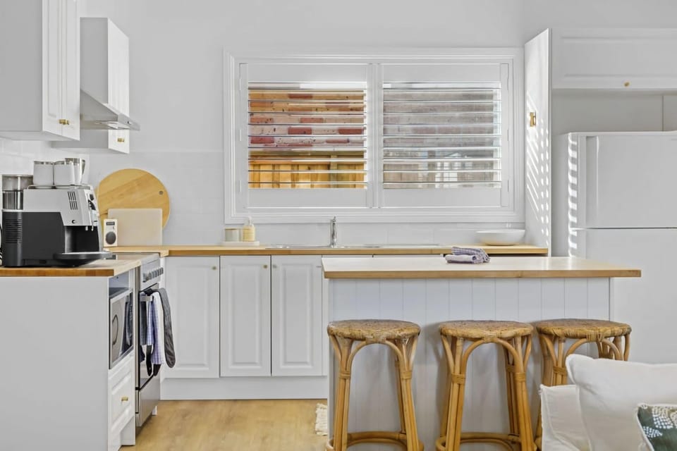 Coffee/tea facilities, Kitchen or kitchenette, Dining area, dishwasher, stove, toaster