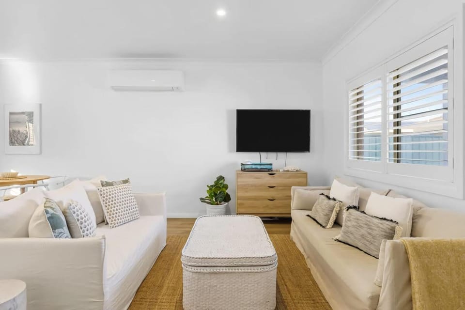 TV and multimedia, Living room, Seating area, Evening entertainment, air conditioner
