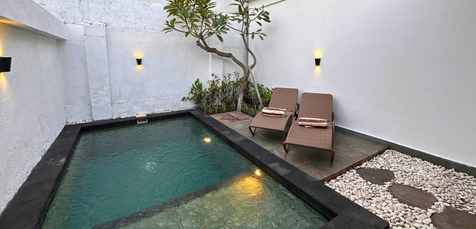 Pool view, Swimming pool, sunbed