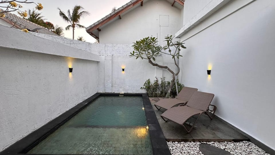 Pool view, Swimming pool, sunbed