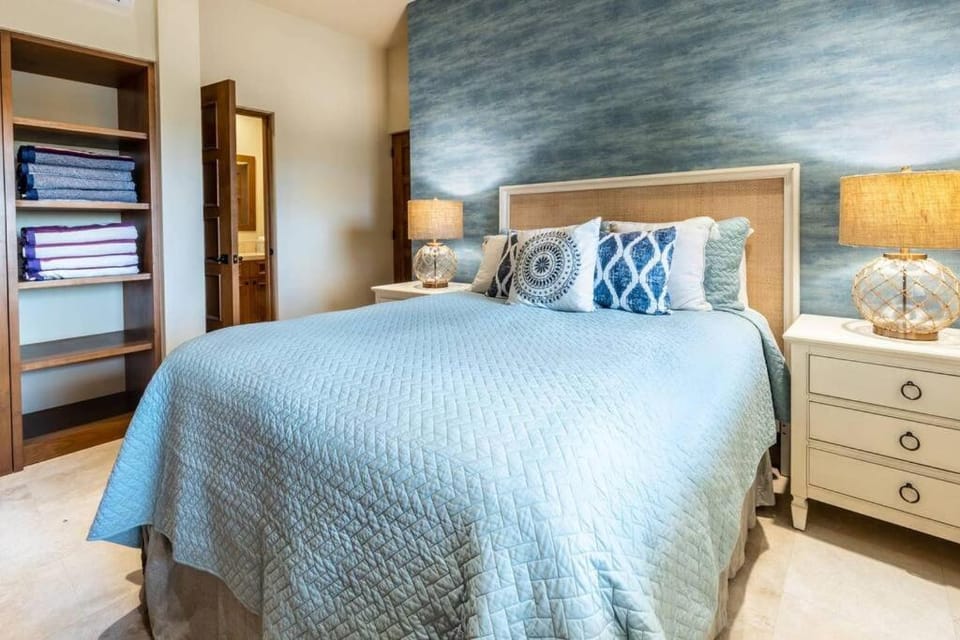 Breathtaking Ocean Views and Access Best Resorts! Apartment in Cabo San Lucas