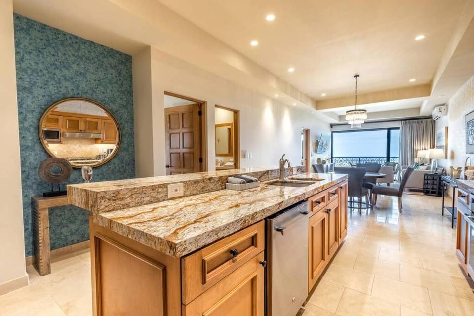 Breathtaking Ocean Views and Access Best Resorts! Apartment in Cabo San Lucas