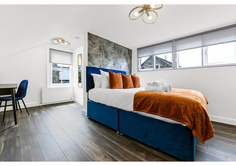 Bed, View (from property/room), Photo of the whole room, Seating area, Bedroom, heating, towels