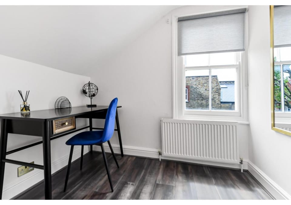 Seating area, hair dresser, internet