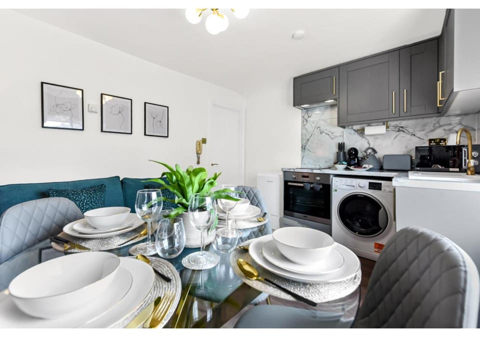 Kitchen or kitchenette, Living room, Seating area, Dining area, minibar, oven, stove, toaster, washing machine