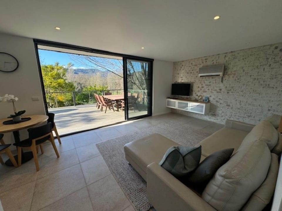 Panorama Views Bright House in Bright