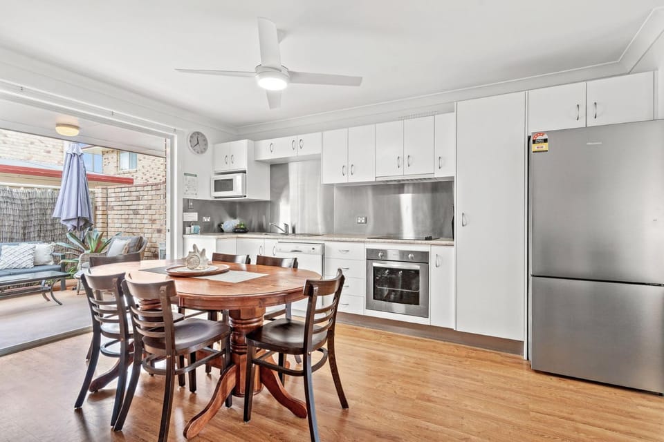 Kitchen or kitchenette, Dining area, dishwasher, oven, stove