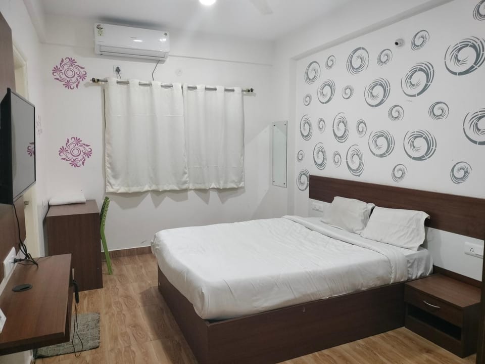 Communal lounge/ TV room, Bed, TV and multimedia, Photo of the whole room, Bedroom, air conditioner