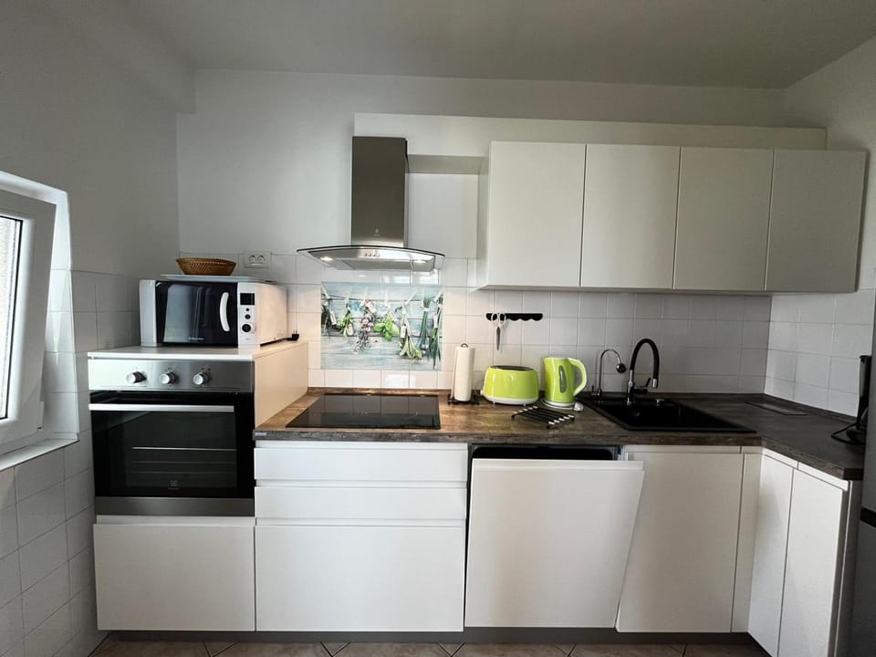 Kitchen or kitchenette, dishwasher, minibar, stove, toaster