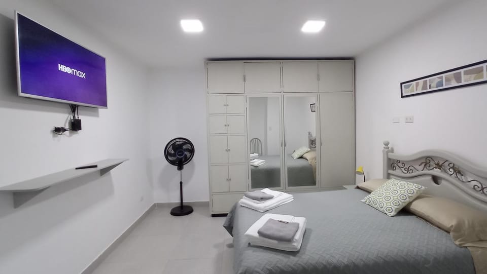 Bed, TV and multimedia, Photo of the whole room, Bedroom, towels