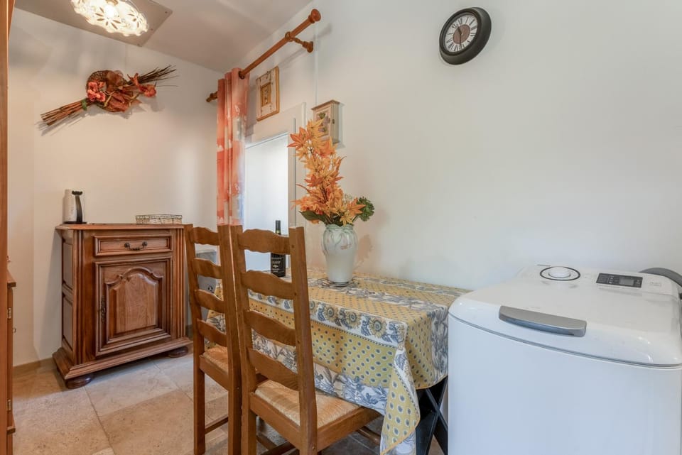 Property building, Living room, Bedroom