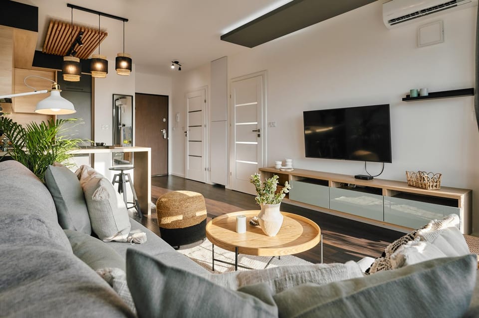 TV and multimedia, Living room, Seating area, Evening entertainment, air conditioner