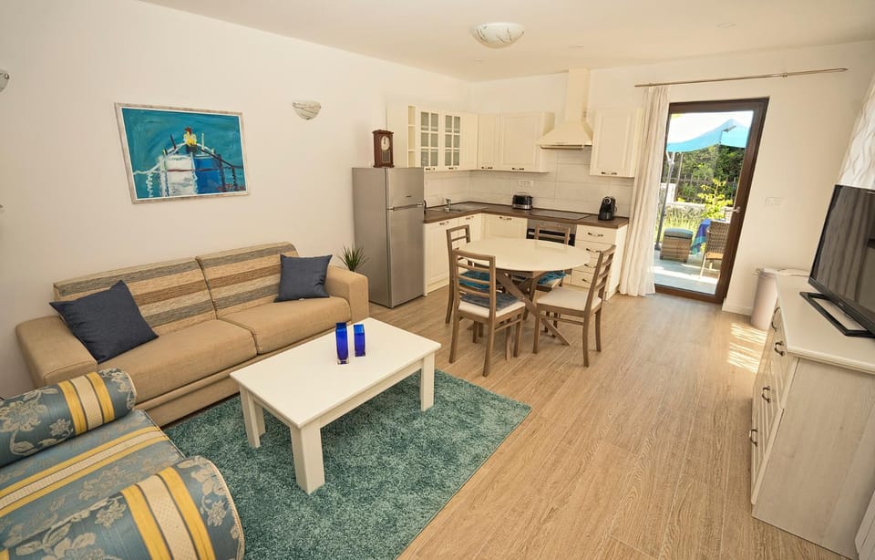 TV and multimedia, Kitchen or kitchenette, Living room, Seating area, Dining area, stove