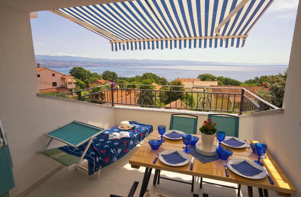 Property building, Balcony/Terrace, Dining area, Breakfast