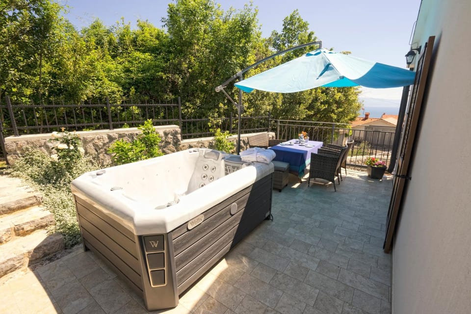 Hot Tub, Hot Tub