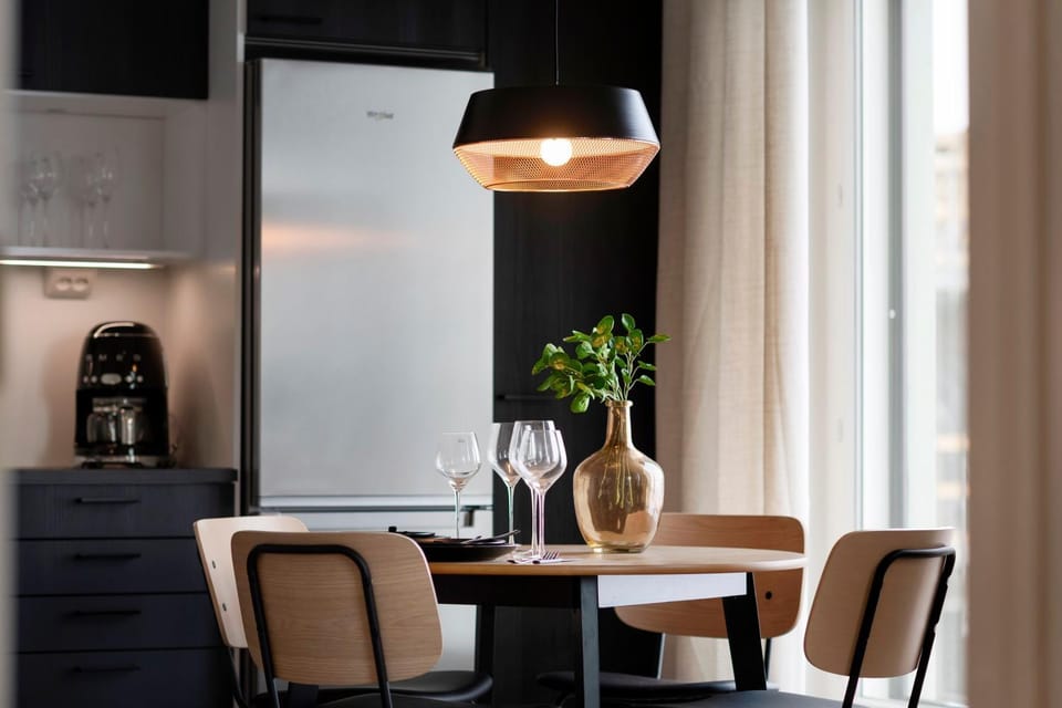 Kitchen or kitchenette, Food and drinks, Seating area, Dining area