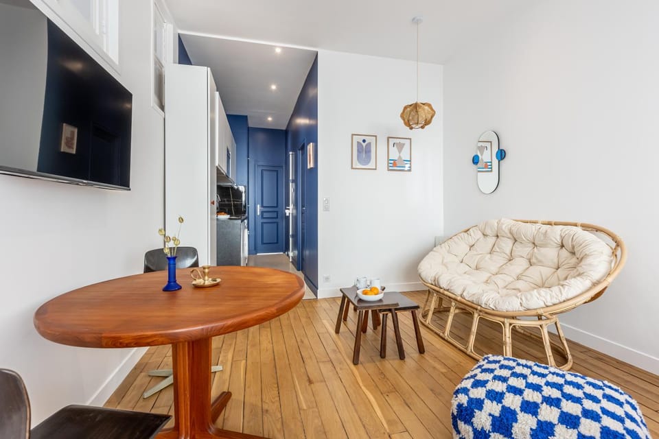 Photo of the whole room, Dining area