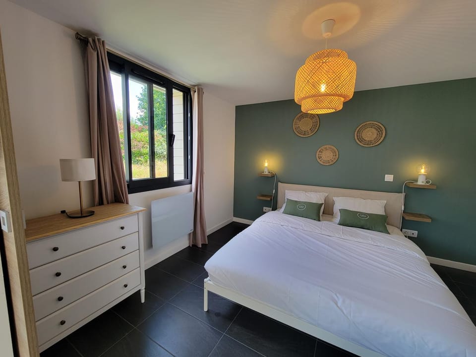 Bed, Photo of the whole room, Bedroom