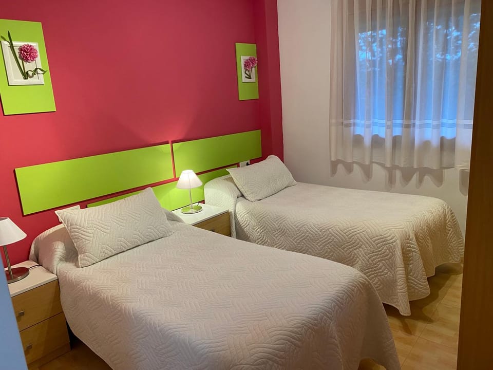 Photo of the whole room, Bedroom