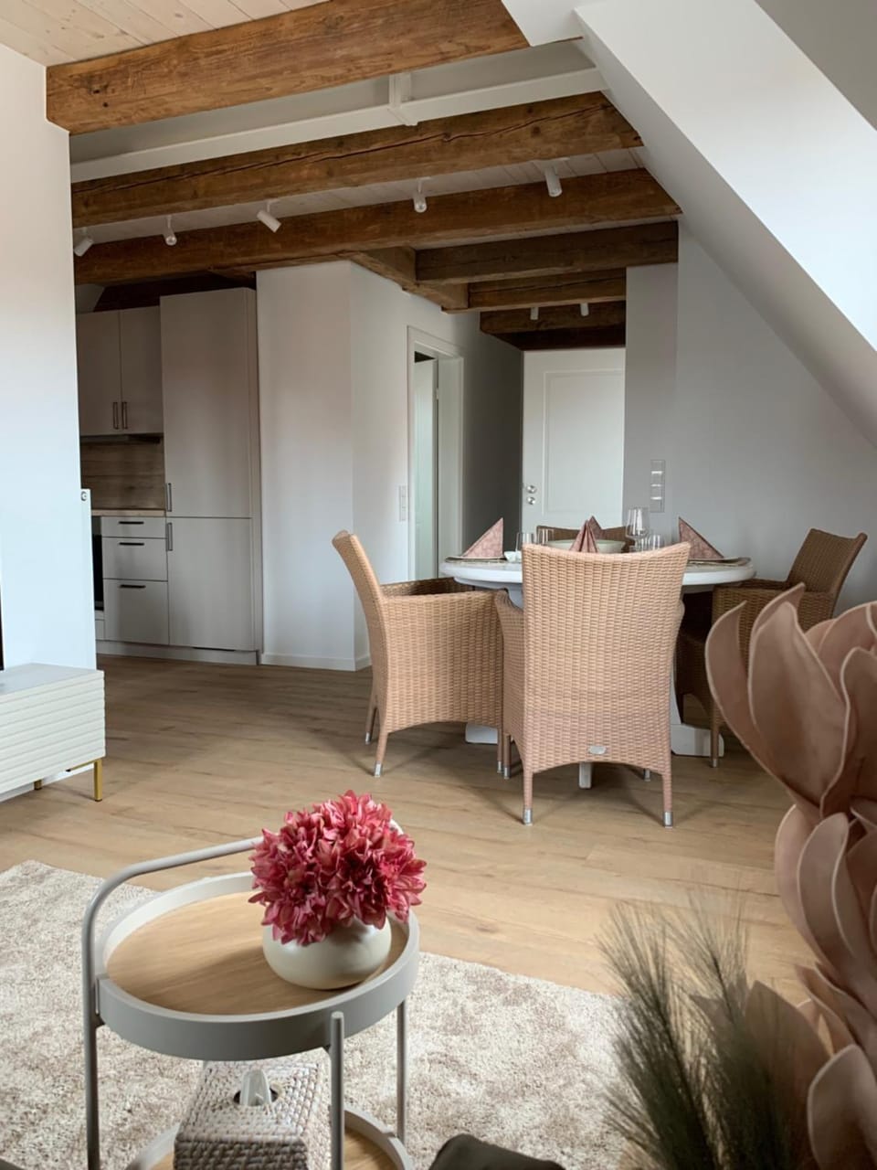 Seating area, Dining area