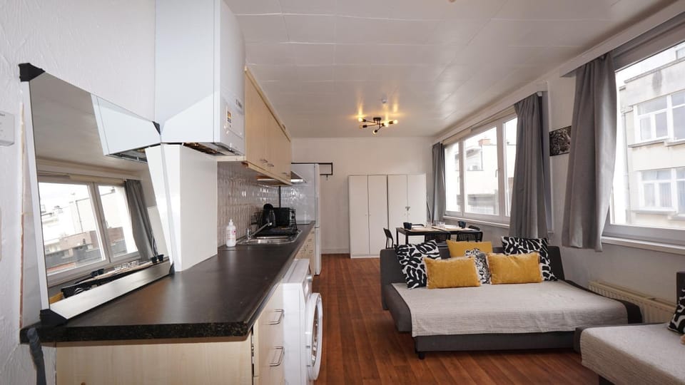 Kitchen or kitchenette, Living room, Food and drinks