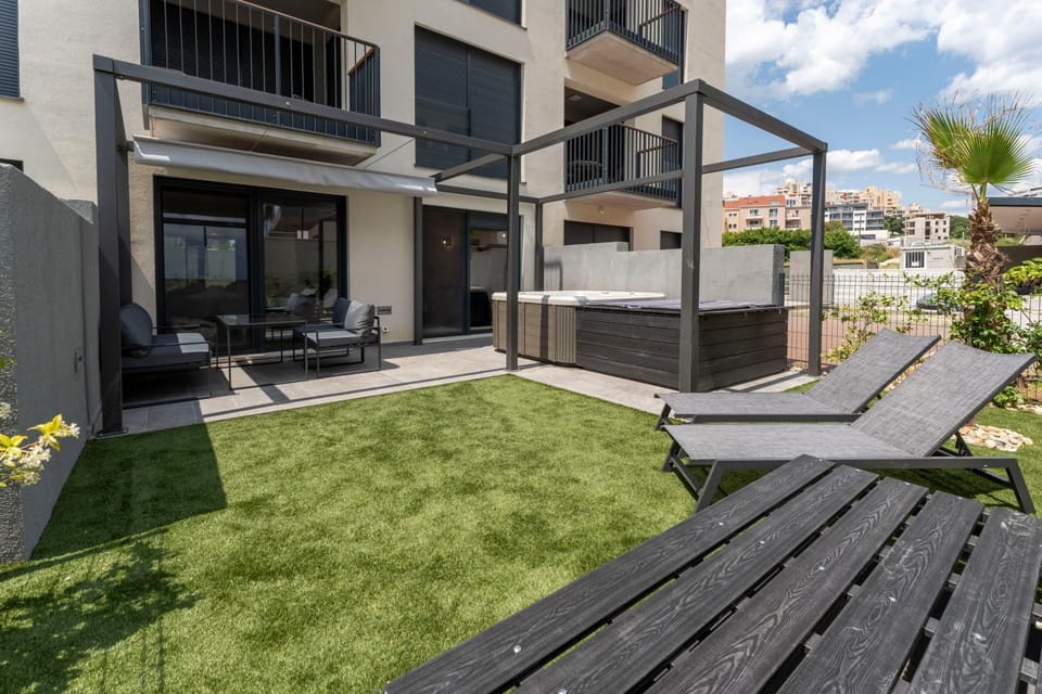 Patio, Day, Garden, Balcony/Terrace, Garden view, sunbed