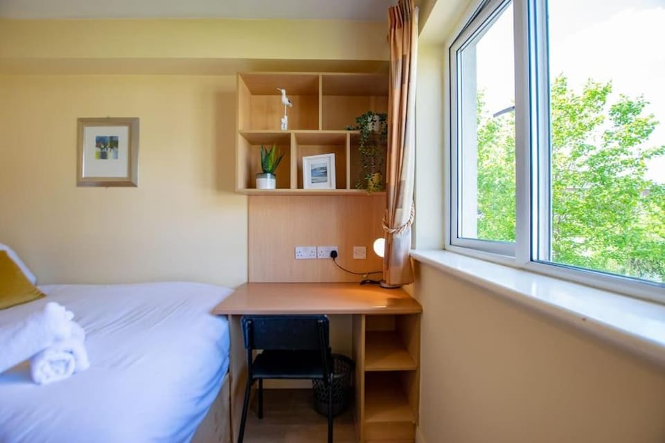 93 - Roomy Townhouse by Shortstays - Sleeps 6 House in Galway