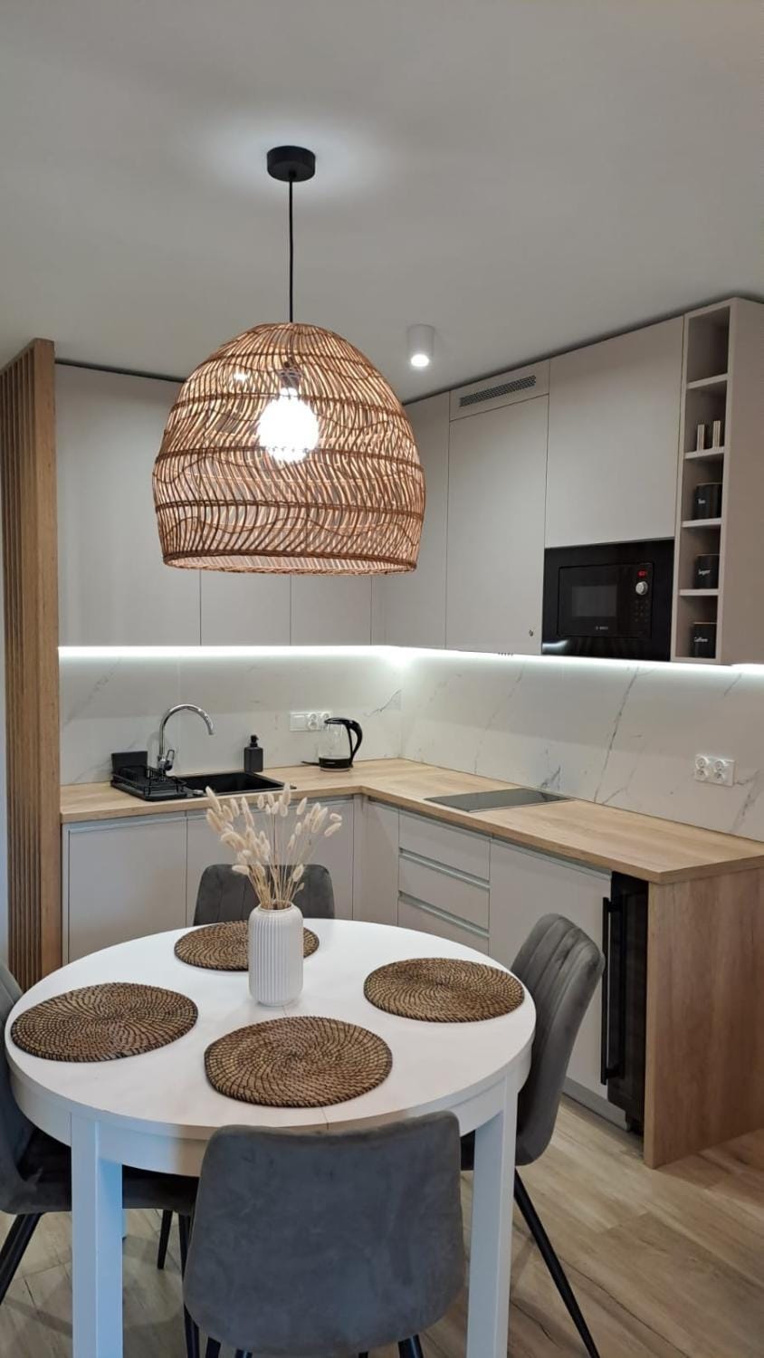 Kitchen or kitchenette, Dining area