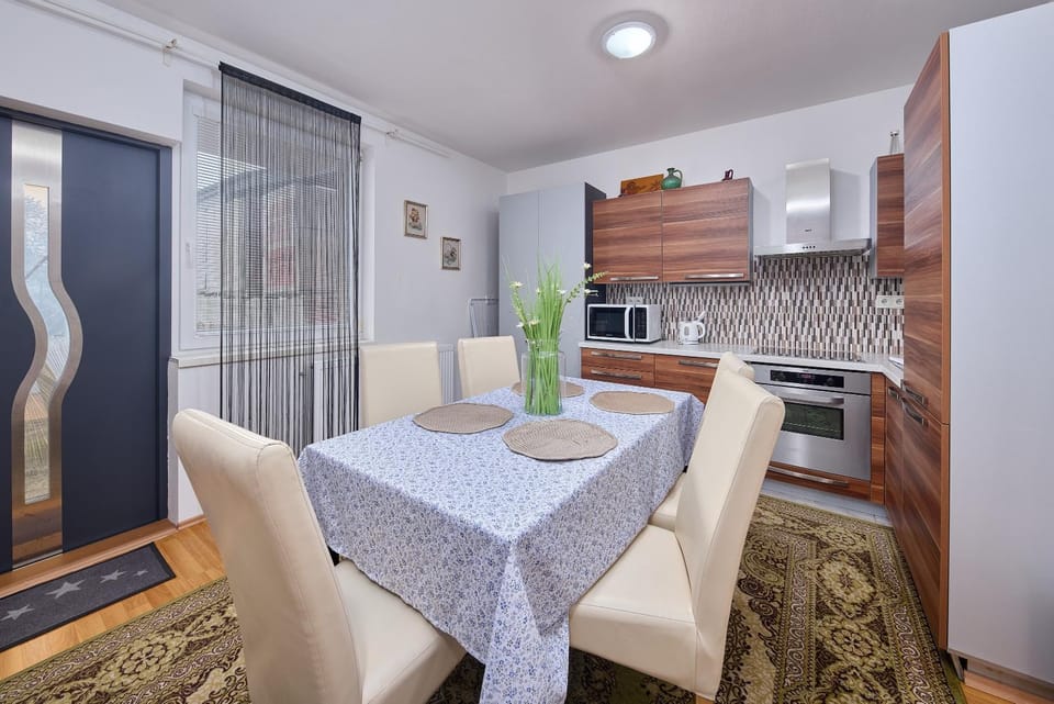 Kitchen or kitchenette, Seating area
