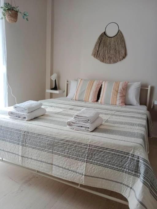 Bed, Bedroom, towels