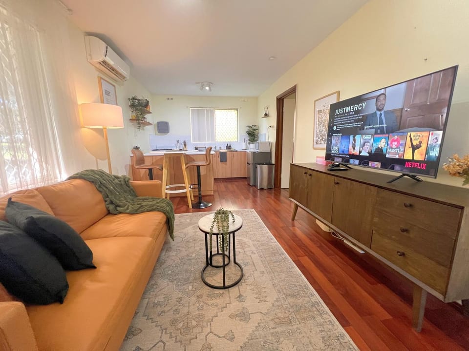 Cosy & Private, Walk to East Vic Park Apartment in Bentley