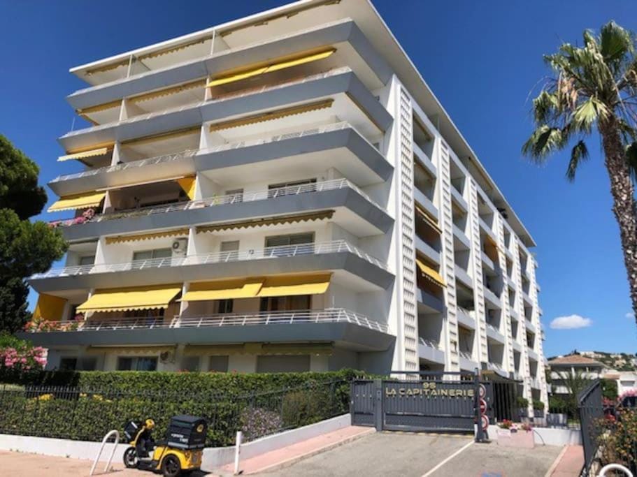 Golfe Juan; au-dessus du port Apartment in Antibes