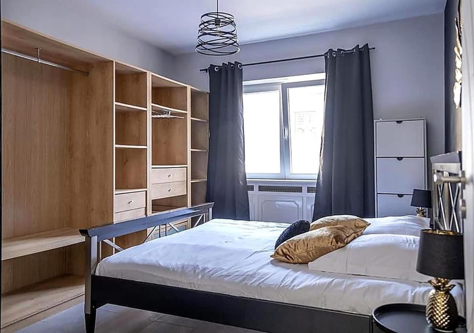 Bed, Photo of the whole room, Bedroom, storage, towels, wardrobe