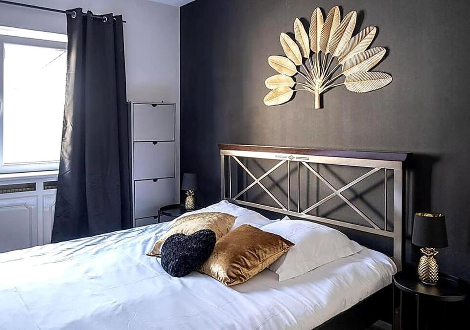 Bed, Photo of the whole room, Decorative detail, Bedroom, heating, wardrobe