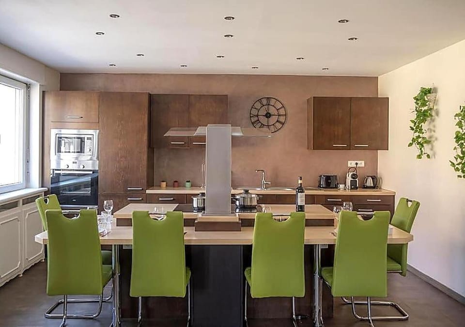 Coffee/tea facilities, Kitchen or kitchenette, Living room, Seating area, Dining area, dishwasher, microwave, oven, stove, toaster, kitchen