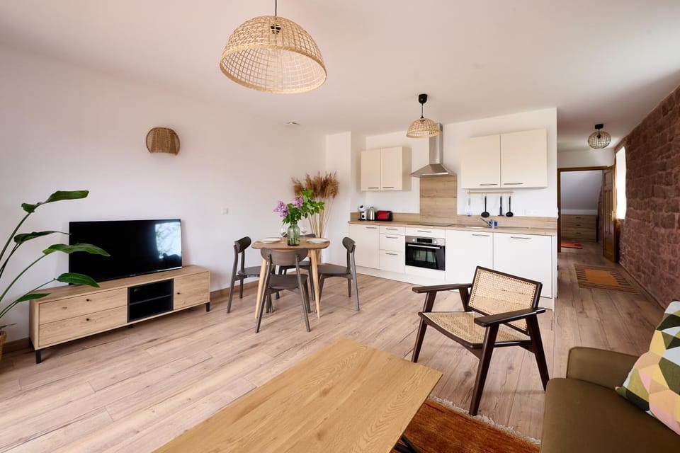 TV and multimedia, Kitchen or kitchenette, Living room, Seating area