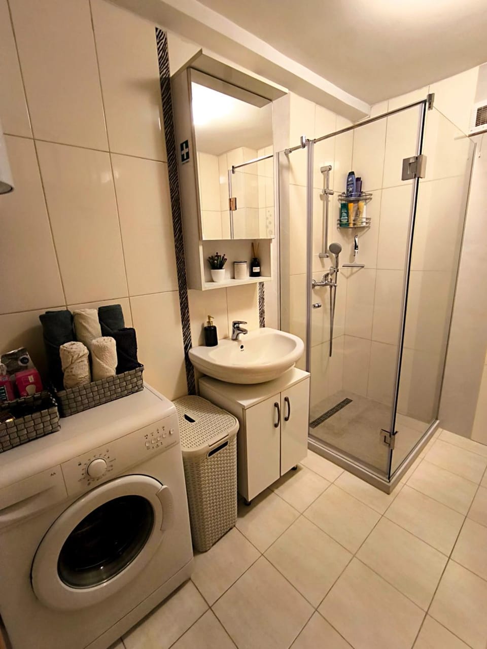 Shower, Toilet, Bathroom, towels, washing machine