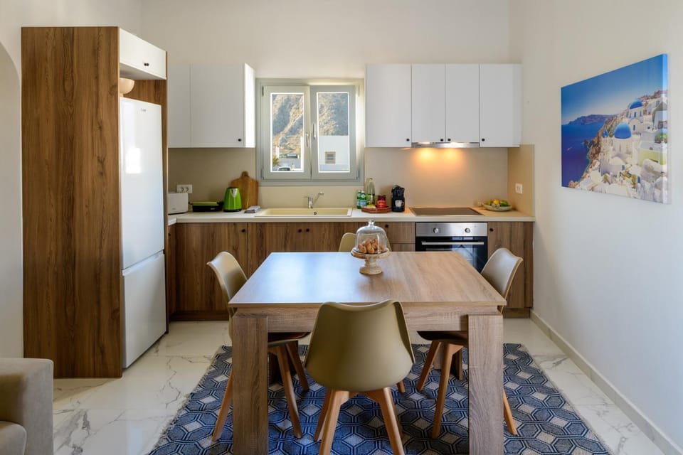 Kitchen or kitchenette, Living room, Seating area, Dining area, stove