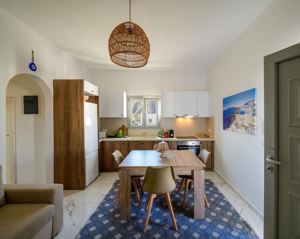 Bed, Kitchen or kitchenette, Living room, Seating area, Dining area