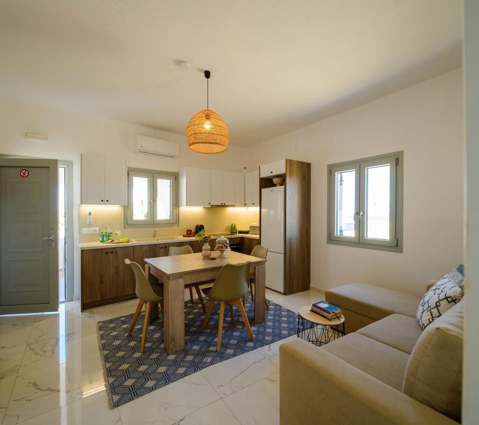 Kitchen or kitchenette, Living room, Seating area, Dining area