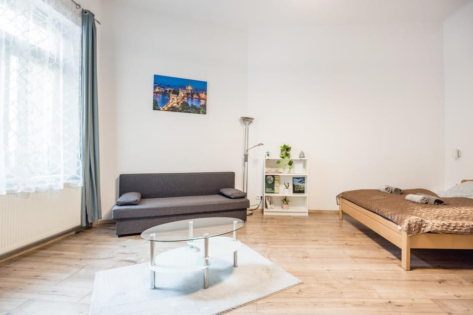Bed, Seating area