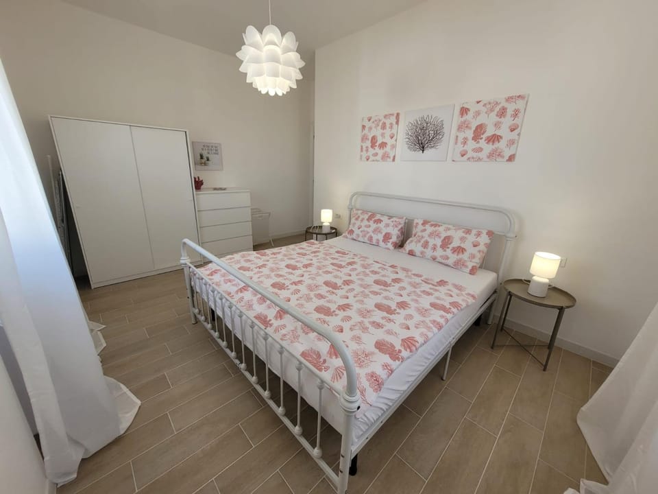 Photo of the whole room, Bedroom, wardrobe