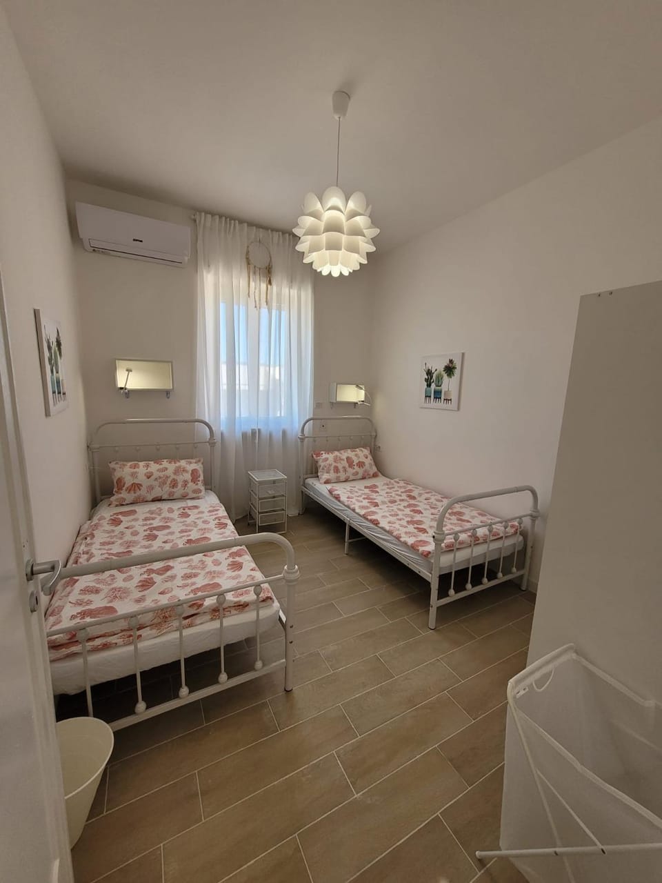 Photo of the whole room, Bedroom, air conditioner