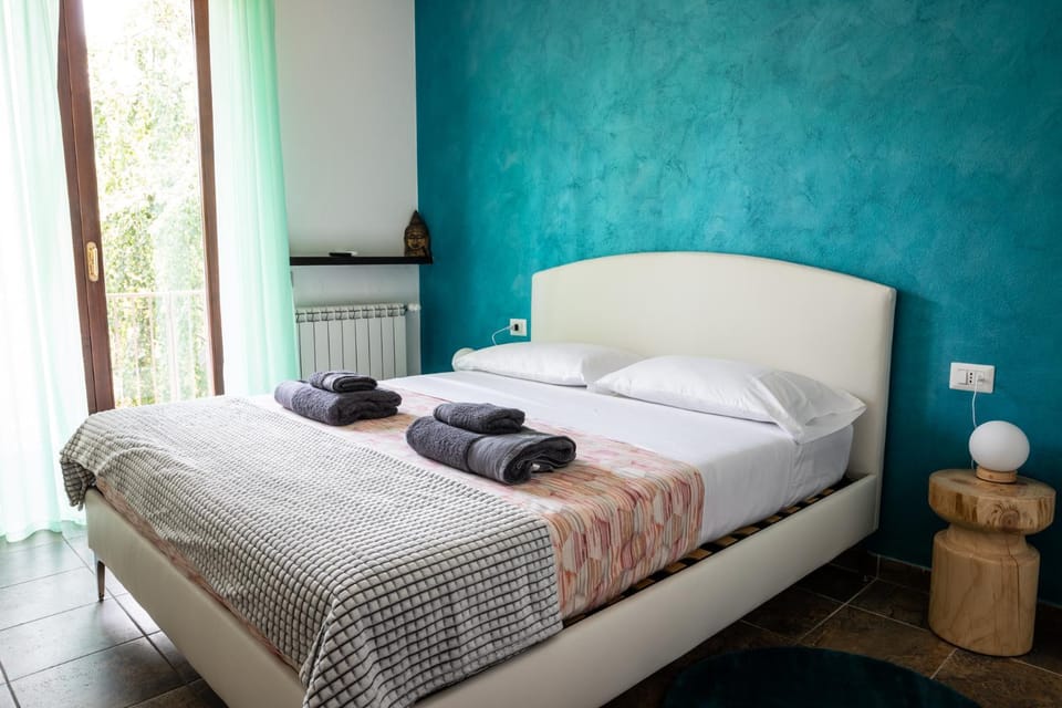 Bed, Bedroom, internet, towels