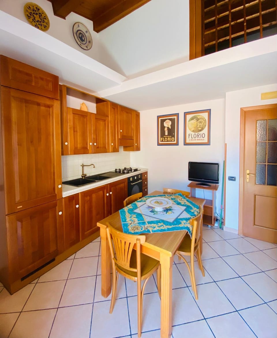 TV and multimedia, Kitchen or kitchenette, Dining area, oven, stove