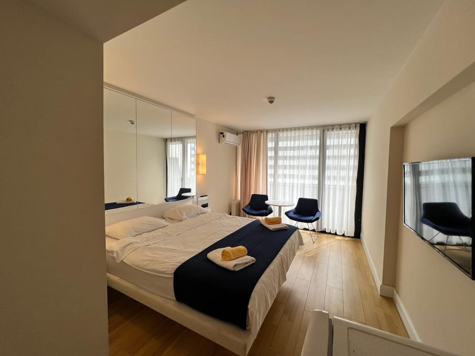 Bed, Photo of the whole room, Seating area, towels, air conditioner