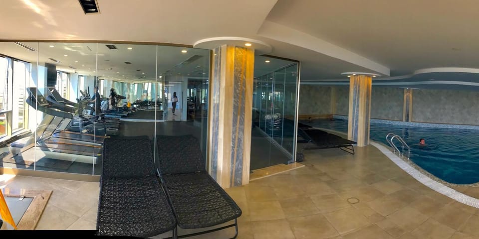 Neighbourhood, Fitness centre/facilities, Swimming pool