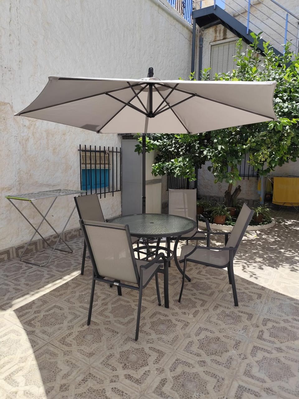 Patio, Day, Dining area