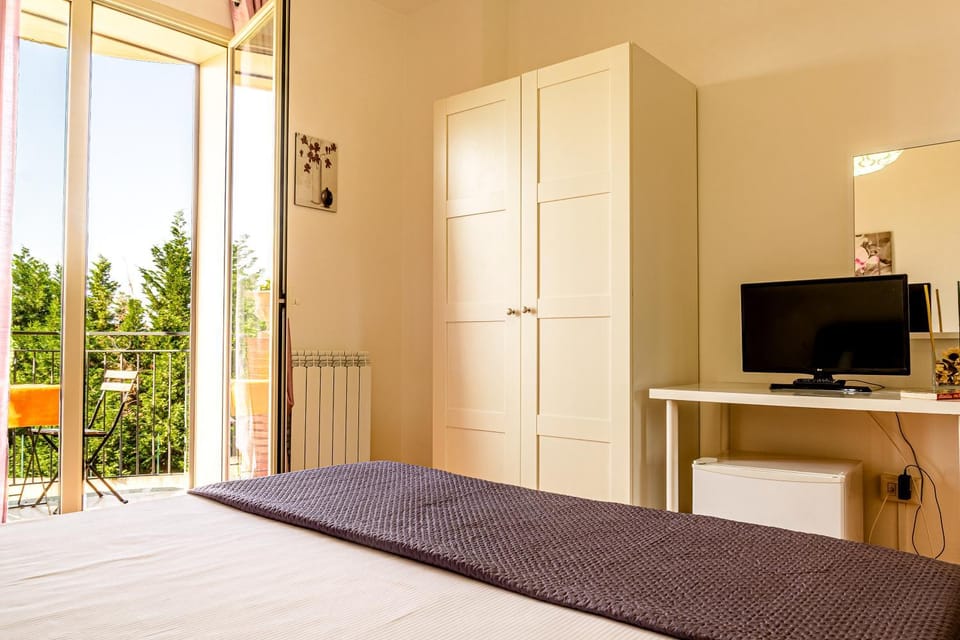 Bed, TV and multimedia, Photo of the whole room, Bedroom, hair dresser, wardrobe