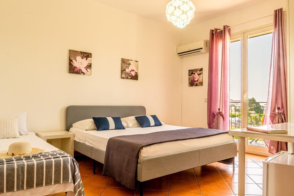 Bed, Photo of the whole room, Bedroom, air conditioner